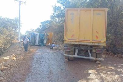 Hafriyat kamyonları çarpıştı; 2 yaralı