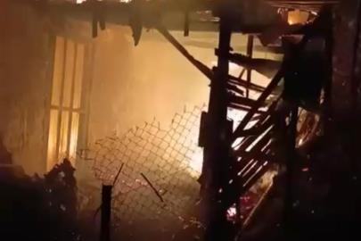Hatay’da 2 katlı ahşap ev alevlere teslim oldu