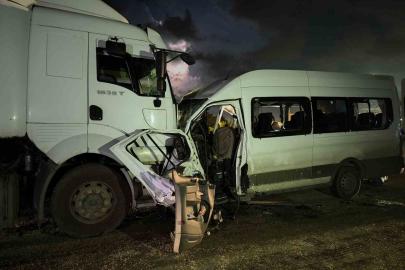 Hatay’da işçi servisi tırla kafa kafaya çarpıştı: 1 ölü, 15 yaralı