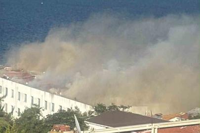 Heybeliada Deniz Harp Okulu’nun çatısında tadilat sırasında yangın çıktı. Olay yerine çevre ilçelerden çok sayıda itfaiye ekibi sevk edilirken, yangına müdahale devam ediyor.