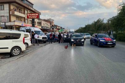İki otomobil çarpıştı, 4 kişi yaralandı: Motosikletli çift kazadan kıl payı kurtuldu