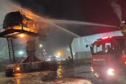 İskenderun’da vinç alevlere teslim oldu