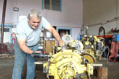 Isparta’da 10 yaşında şantiyelerdeki iş makinelerinin yanında başladığı mesleğini yarım asırdır sürdürüyor