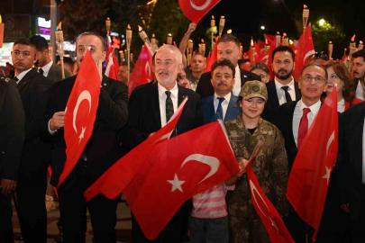 Isparta’da 30 Ağustos coşkusu fener alayı ve Kubat konseriyle yaşandı