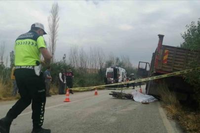 Isparta’da kamyonla çarpışan 19 yaşındaki motosikletli hayatını kaybetti