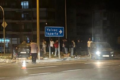 Isparta’da kavşakta iki otomobil çarpıştı: 3 yaralı