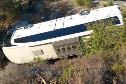 İzmir’de otobüs ve otomobil şarampole devrildi: 2 ölü, 1 yaralı