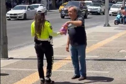 İzmir’de trafik polisi Mevlit Kandili’nde çikolata dağıttı