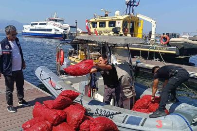 İzmir’de yasa dışı kara midye operasyonu: 560 kilogram midye denize iade edildi