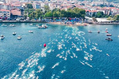 İzmit Körfezi’ni yüzerek geçtiler