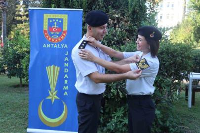 Jandarma çiftin evlilik yıldönümünde rütbe terfi gururu