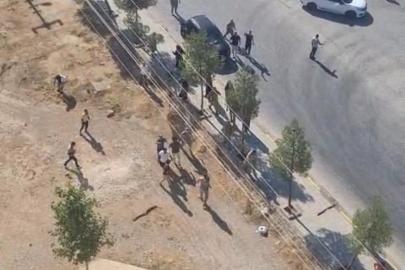 Jandarma önünde arazi anlaşmazlığı nedeniyle birbirlerine girdiler