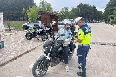 Jandarmadan motosiklet sürücüsü denetimi ve eğitim faaliyeti