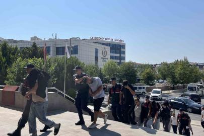 Kadın kıyafeti giydirerek şantaj yapan 6 zanlı tutuklandı