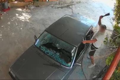 Kadına ait otomobile satır ve bıçakla zarar verdi: O anlar kamerada