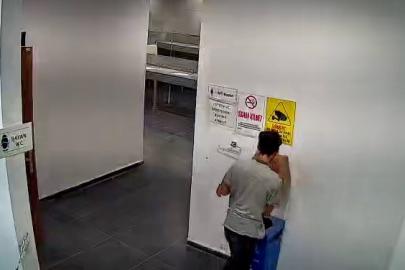 Kadınlar tuvaletindeki hırsızlık kameralara yansıdı
