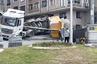 Kağıthane’de kum yüklü hafriyat kamyonunun dorsesi devrildi