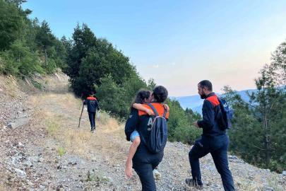 Kahramanmaraş’ta araçta mahsur kalan baba ve kızı kurtarıldı