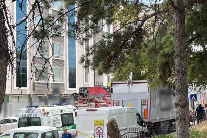 Kamyon dorsesi altında kalan market çalışanı hayatını kaybetti