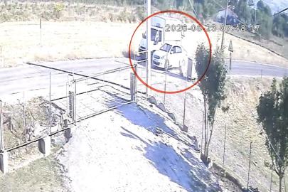 Kamyoneti sollayan otomobil başıboş sokak köpeğine çarptı: O anlar kamerada