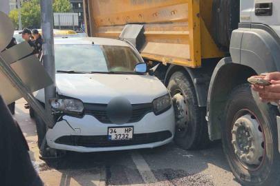Kamyonun çarptığı otomobil direk ile kamyon arasında sıkıştı: 1 yaralı