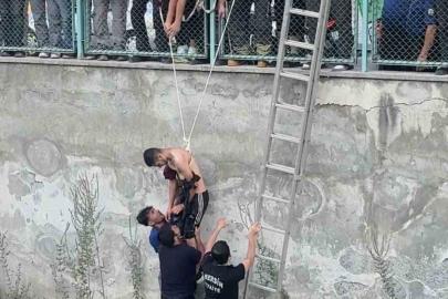 Kanala düşen genci arkadaşı yakaladı, itfaiye kurtardı