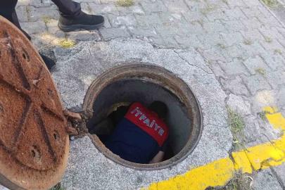 Kanalizasyon borusuna sıkışan yavru kedi kurtarıldı