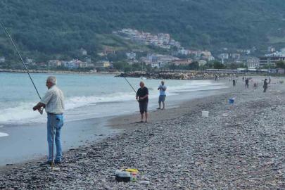 Karadeniz’de balık bolluğu yaşanıyor: Oltasını kapan deniz kenarına koştu