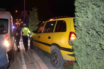 Karaman’da kontrolden çıkan ticari taksi refüje çıktı: 2 yaralı