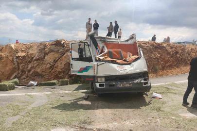 Karaman’da yonca balyası yüklü kamyonet devrildi: 1 ölü, 1 yaralı