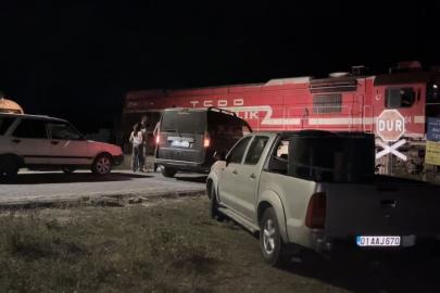 Kars-Akyaka yolcu treni arızalandı, hemzemin geçitte araç kuyruğu oluştu