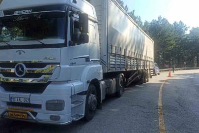 Karşı şeride savrulan dorse otomobile çarptı: 4 yaralı