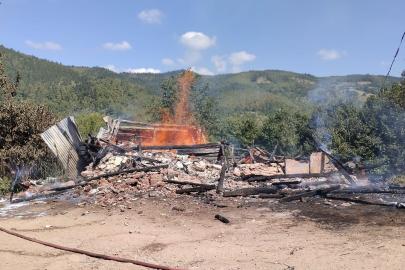 Kastamonu’da alevlere teslim olan ev küle döndü