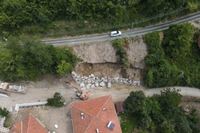 Kastamonu’da selde zarar gören köy yolları, kilometrelerce uzaktan taşınan kaya ve taşlarla onarılıyor