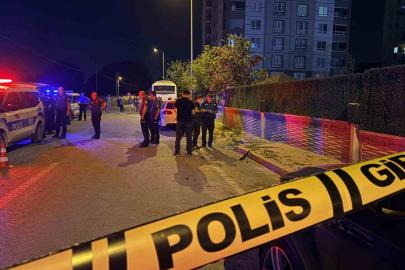 Kavgada kullanılan otomatik av tüfeğinden çıkan saçmalar otoparkta araçlarından inen çifti yaraladı: 2 yaralı