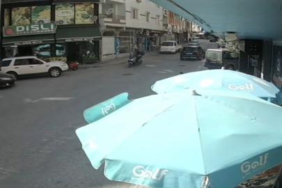 Kavşakta otomobilin motosiklete çarptığı kaza kamerada: 1 yaralı