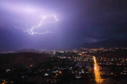Kayseri’de geceyi şimşekler aydınlattı