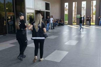 Kazazedelerin yakınlarının Taşucu Limanı’ndaki endişeli bekleyişleri sürüyor