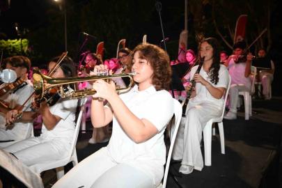 Kemer Belediyesi Cumhuriyet Orkestrası sahne aldı