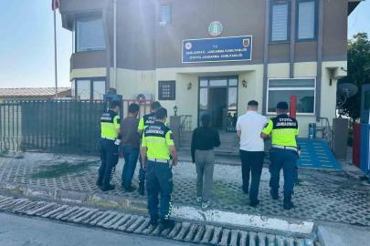 Kendilerini polis olarak tanıtan dolandırıcılar jandarmaya yakalandı