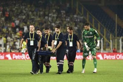 Kerem Aktürkoğlu, sahayı sedyeyle terk etti