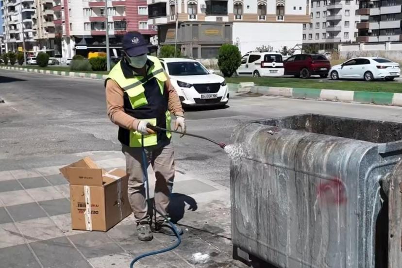 Kilis’te çöp konteynerleri yenilenerek yeniden hizmete kazandırılıyor