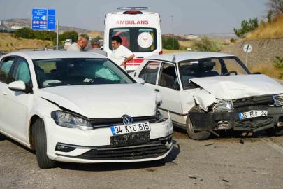Kırıkkale’de iki otomobil kafa kafaya çarpıştı: 5 yaralı