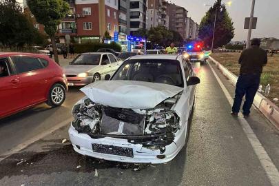 Kırmızı ışıkta bekleyen otomobile çarptı: 3 yaralı
