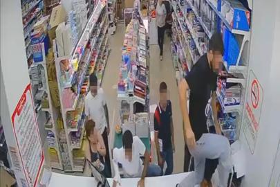 Kırtasiyeyi bastılar, sahibine tekme tokat saldırdılar: O anlar kamerada