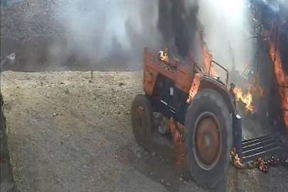 Kısa devre yapan traktör yanarak harekete geçti, saman balyalarını ve hayvanları yaktı
