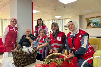 Kızılay’dan huzurevi sakinlerine fındık ikramı