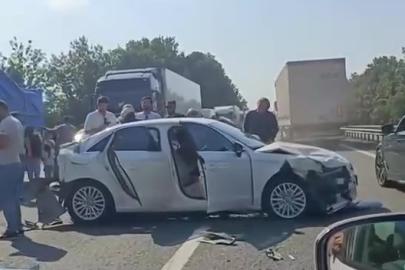 Kocaeli’de iki ayrı noktada 8 araç zincirleme kazaya karıştı