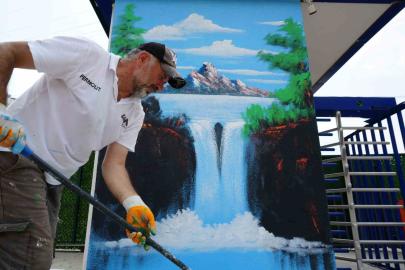 Kocaeli’nin "Bob Ross"u sokakları renklendiriyor