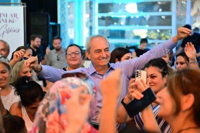 Kocagöz, kadınların matine coşkusuna ortak oldu